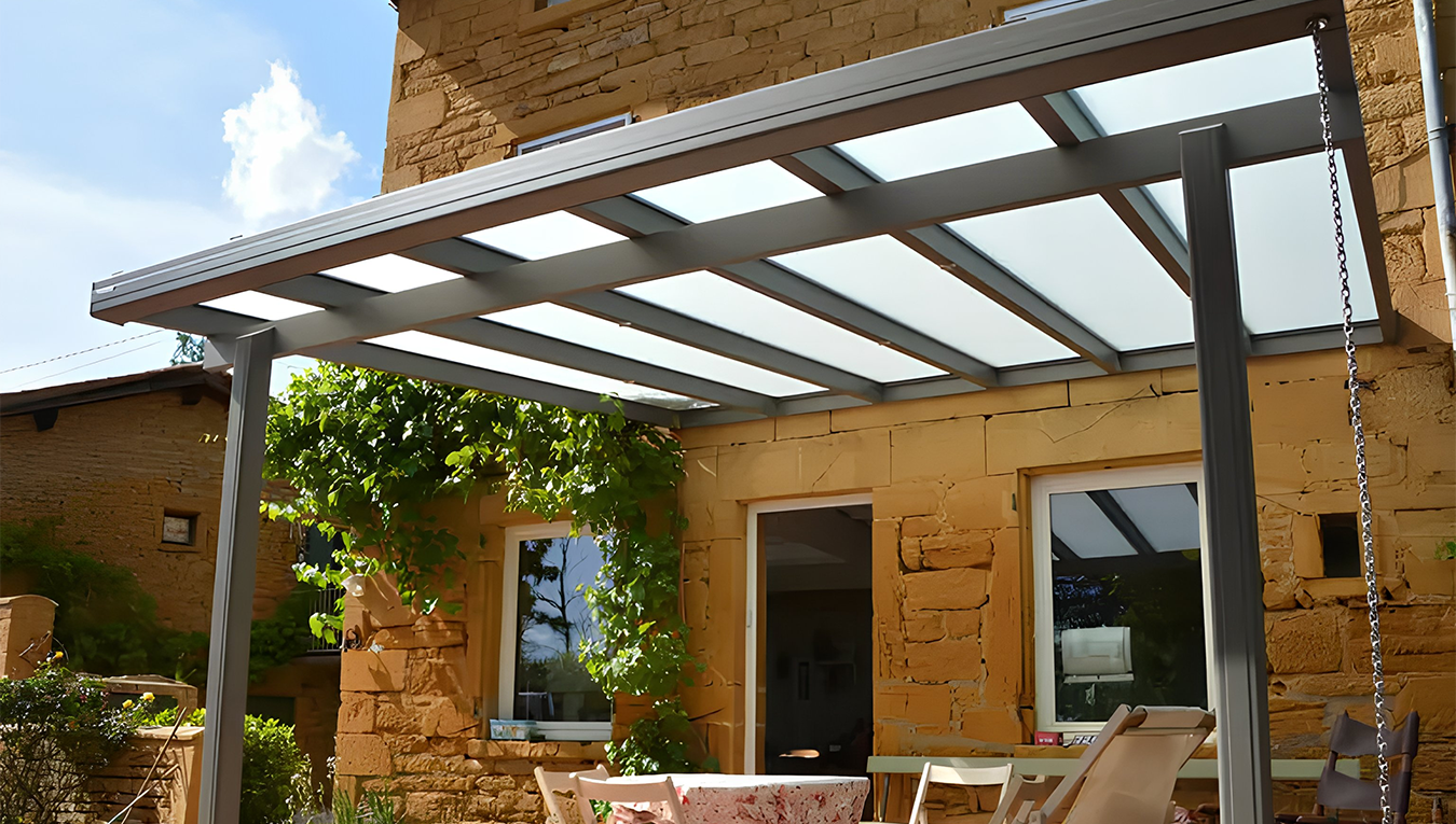 Pergola &agrave; toiture fixe Saphir, en aluminium robuste, pr&eacute;vue pour r&eacute;sister &agrave; toutes les intemp&eacute;ries