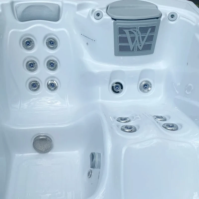 manhattan-06-Wellis_Manhattan_hot_tub_detail5-1024x1024.jpg.webp