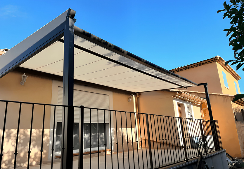Pergola OMBRALU robuste et r&eacute;sistante aux intemp&eacute;ries