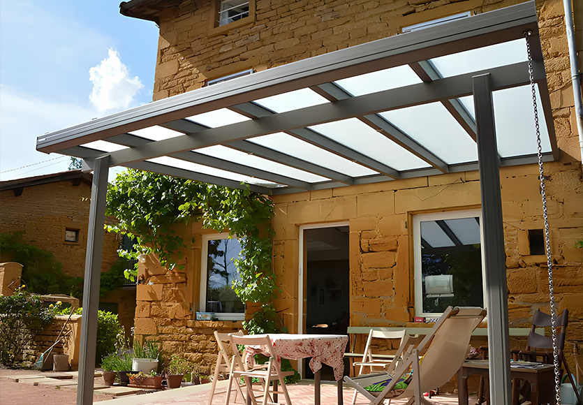 Pergola &agrave; toiture fixe Saphir, en aluminium robuste, pr&eacute;vue pour r&eacute;sister &agrave; toutes les intemp&eacute;ries