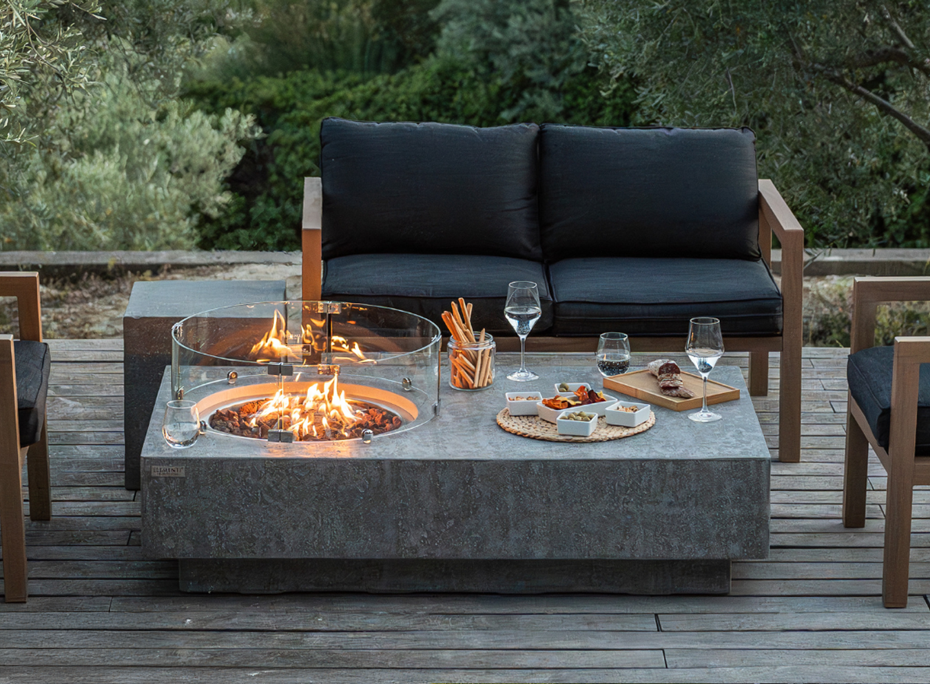 Table brasero de marque Elementi dressée pour un apéro convivial