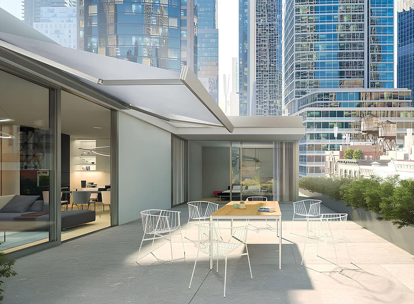 Store à banne Gibus, protégeant la terrasse des rayons du soleil, en été.